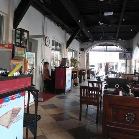 Vindhika Hotel Pengayoman Makassar Bagian luar foto