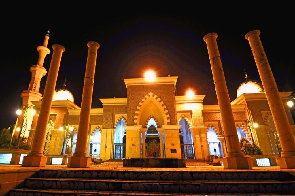 Vindhika Hotel Pengayoman Makassar Bagian luar foto